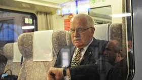 Prezident Václav Klaus se dnes ráno vydal vlakem do Polska, kde se zúčastní pohřbu polského prezidenta a jeho manželky.