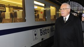 Prezident Václav Klaus dnes ráno odjel vlakem směr Polsko, kde se uskuteční pohřeb polského prezidentského páru.