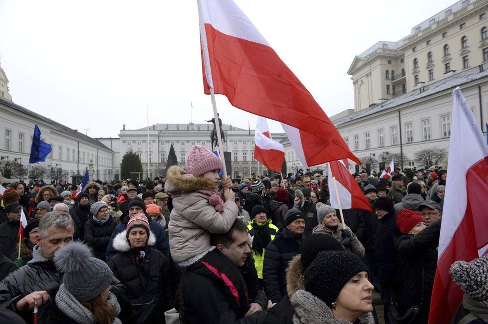 Poláci demonstruji před prezidentským palácem ve Varšavě proti omezení médií.
