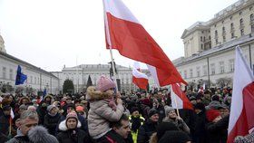 Poláci demonstrují před prezidentským palácem ve Varšavě proti omezení médií