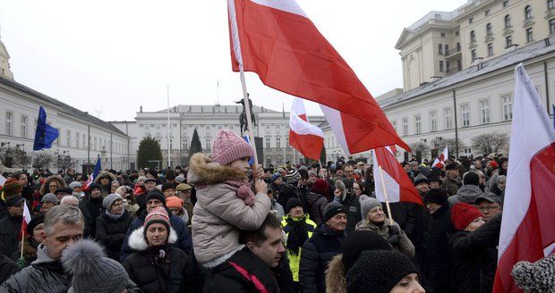 V Polsku to vře. Dav oblehl parlament a je u prezidenta, policie povolala posily