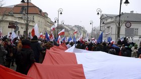 Poláci demonstrují před prezidentským palácem ve Varšavě proti omezení médií