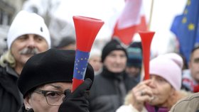 Poláci demonstrují před prezidentským palácem ve Varšavě proti omezení médií