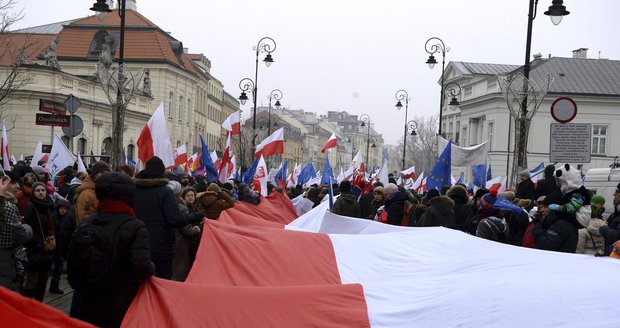 Poláci demonstrují před prezidentským palácem ve Varšavě proti omezení médií.