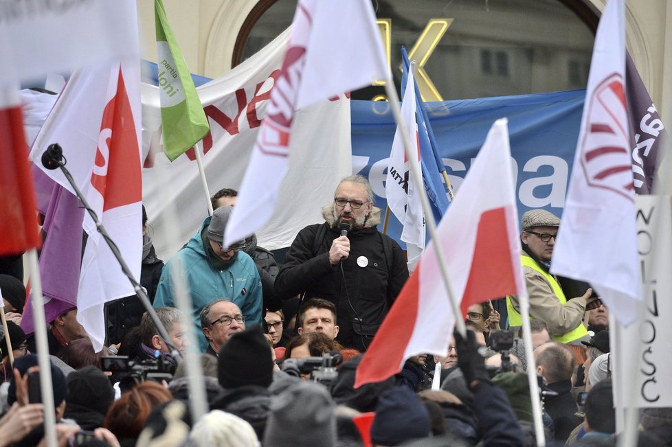 Poláci demonstrují před prezidentským palácem ve Varšavě proti omezení médií