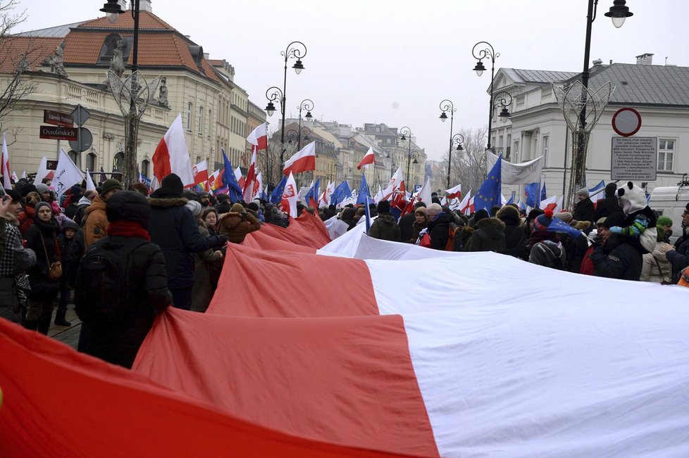 Poláci demonstruji před prezidentským palácem ve Varšavě proti omezení médií.