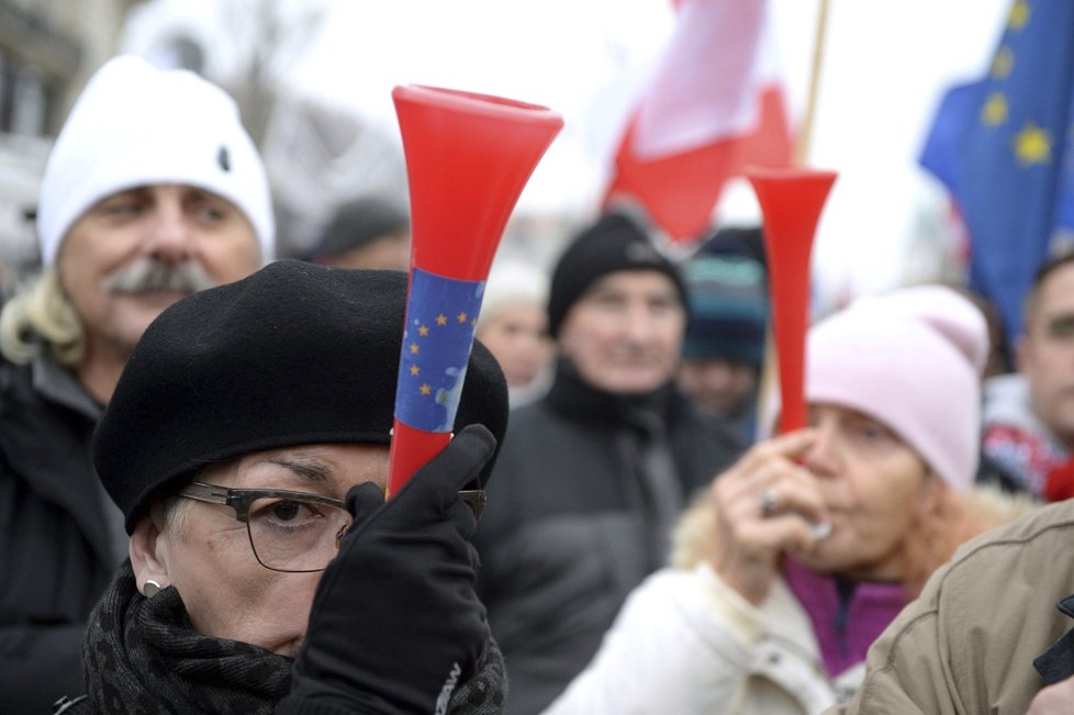 Poláci demonstruji před prezidentským palácem ve Varšavě proti omezení médií.