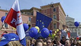 Aféry s mrtvým mužem se chopila opozice, ta žádá odstoupení ministra vnitra.