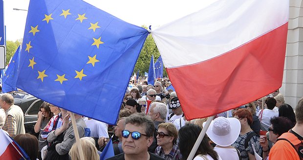 „Chceme evropské Polsko.“ Ve Varšavě proti vládě protestovalo 50 tisíc lidí