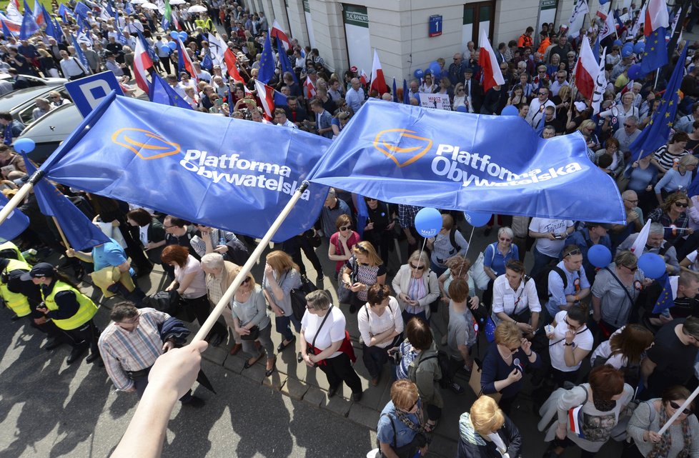 Ve Varšavě proti vládě protestovalo 50 tisíc lidí: „Chceme Polsko demokratické, proevropské, hrdé.“