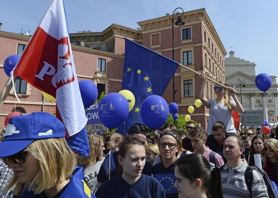 Ve Varšavě proti vládě protestovalo 50 tisíc lidí: „Chceme Polsko demokratické, proevropské, hrdé.“
