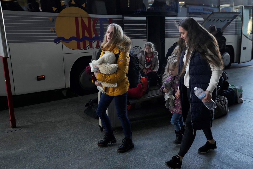 Ukrajinští uprchlíci s dětmi na hlavním nádraží v polské Varšavě (20. 3. 2022)