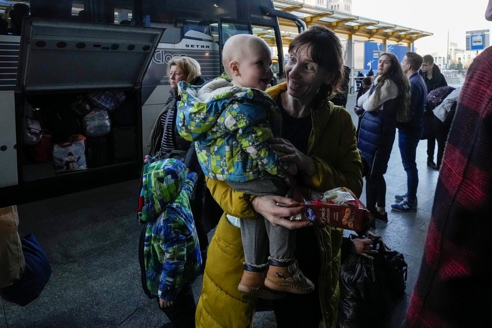 Ukrajinští uprchlíci s dětmi na hlavním nádraží v polské Varšavě (20. 3. 2022)