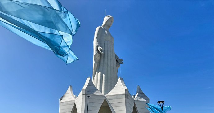 Obrovská socha Panny Marie, která je považována za nejvyšší v Evropě, během slavnostního otevření v polské vesnici Konotopie. (15.8.2026)