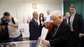 Předseda strany Právo a spravedlnost Jaroslaw Kaczynski ve volební místnosti (13.10.2019)