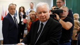 Předseda strany Právo a spravedlnost Jaroslaw Kaczynski ve volební místnosti (13.10.2019)