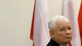 Předseda strany Právo a spravedlnost Jaroslaw Kaczynski ve volební místnosti (13.10.2019)