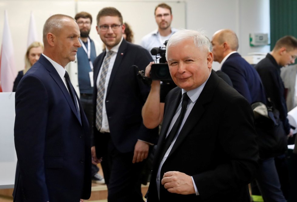 Předseda strany Právo a spravedlnost Jaroslaw Kaczynski ve volební místnosti. (13.10.2019)