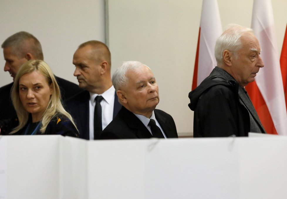 Předseda strany Právo a spravedlnost Jaroslaw Kaczynski ve volební místnosti. (13.10.2019)