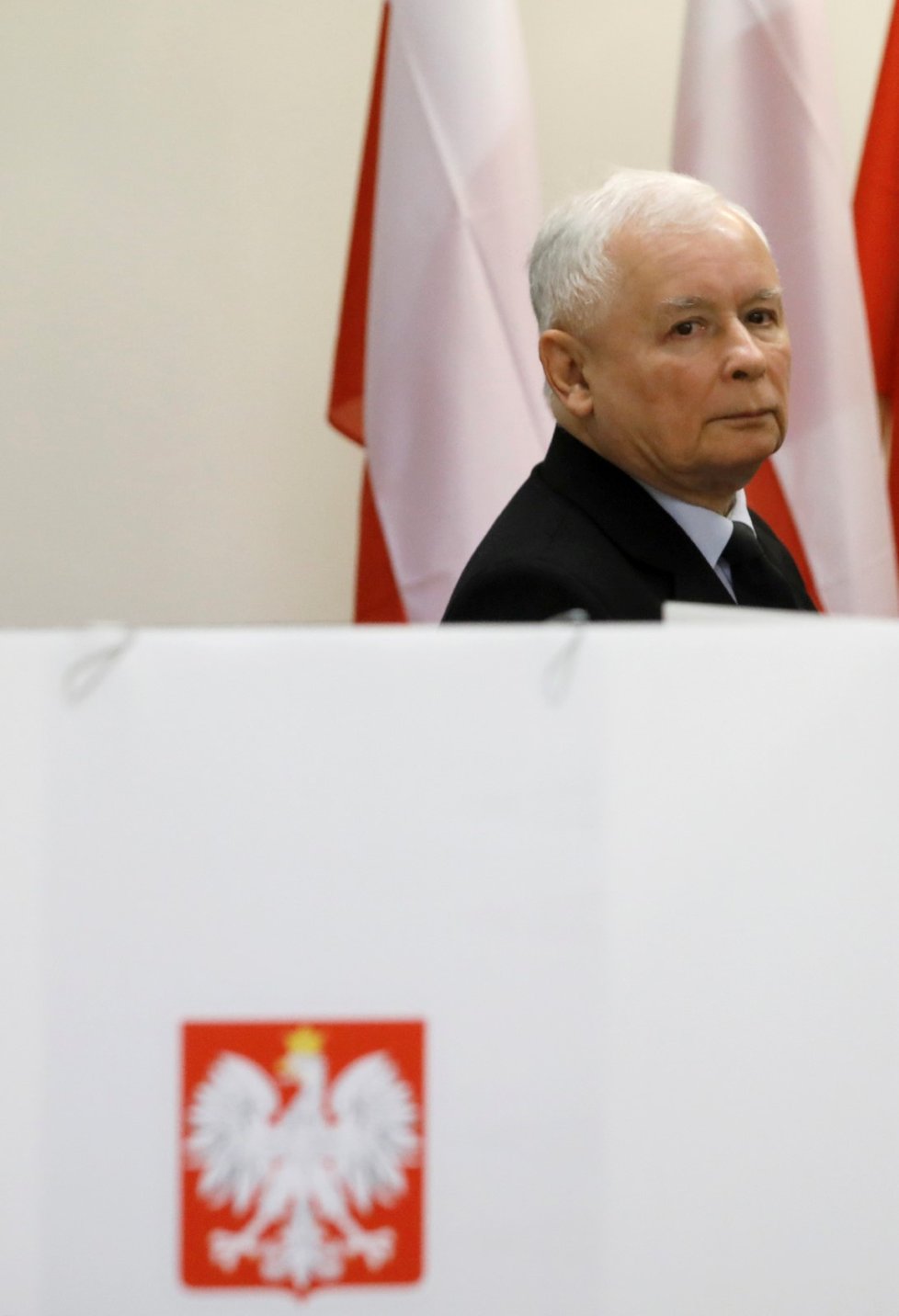 Předseda strany Právo a spravedlnost Jaroslaw Kaczynski ve volební místnosti (13.10.2019)