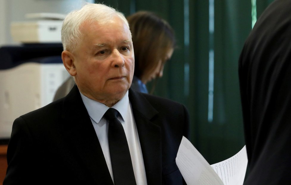 Předseda strany Právo a spravedlnost Jaroslaw Kaczynski ve volební místnosti. (13.10.2019)