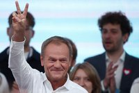 Volby v Polsku: Vládní PiS vyhrála, vládu ale zřejmě nesestaví. Expremiér Tusk bouřlivě slaví