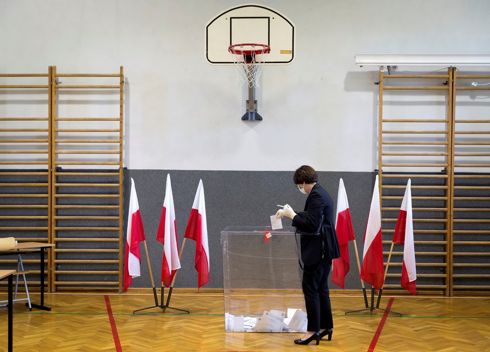 Polsko volí v druhém kole příštího prezidenta (12. 7. 2020).