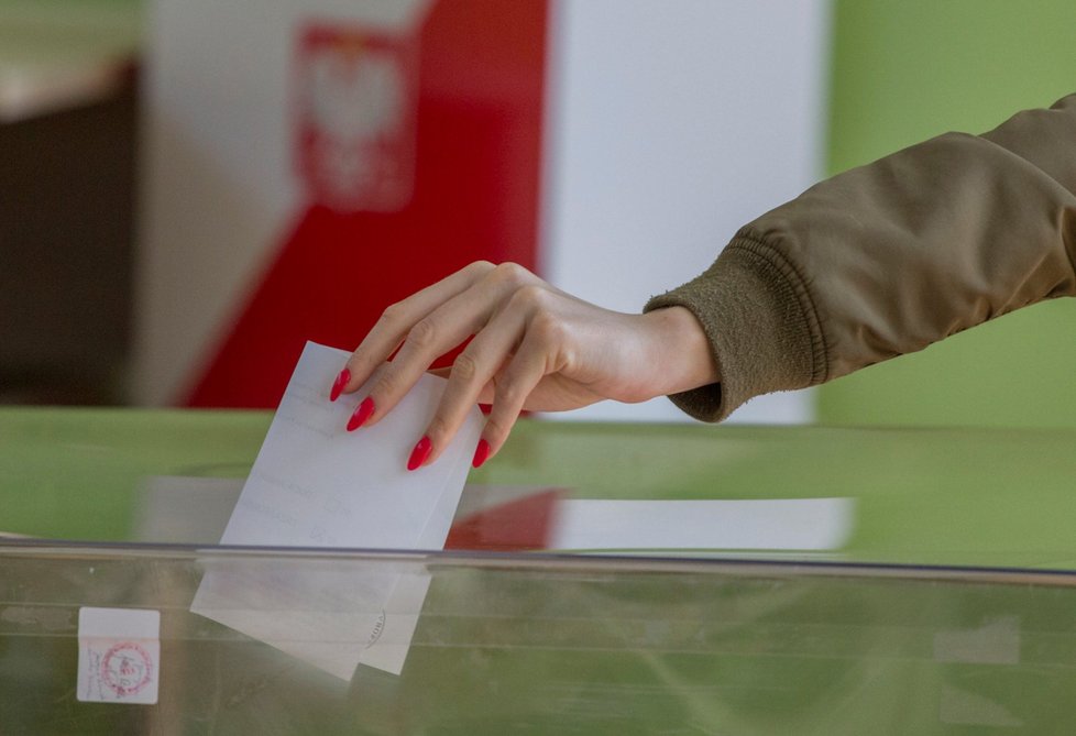 Polsko volí v druhém kole příštího prezidenta (12. 7. 2020)