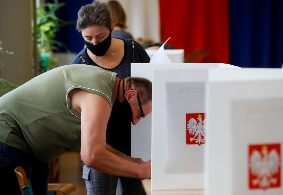 Polsko volí v druhém kole příštího prezidenta (12. 7. 2020)