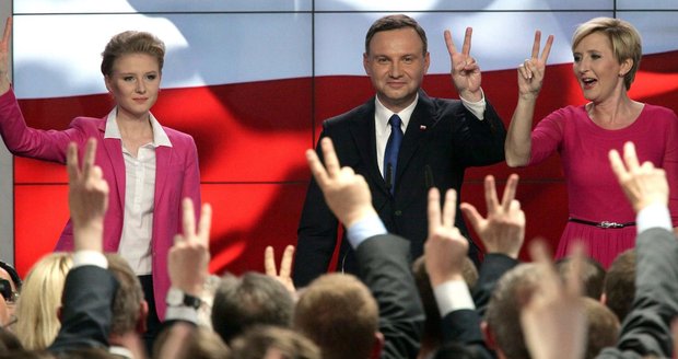 Bude tohle nový polský prezident? Právníka Dudu na pódiu podpořila manželka i dcera