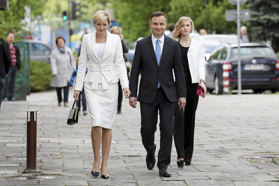 Prezidentské volby v Polsku: Andrzej Duda s dcerou a manželkou