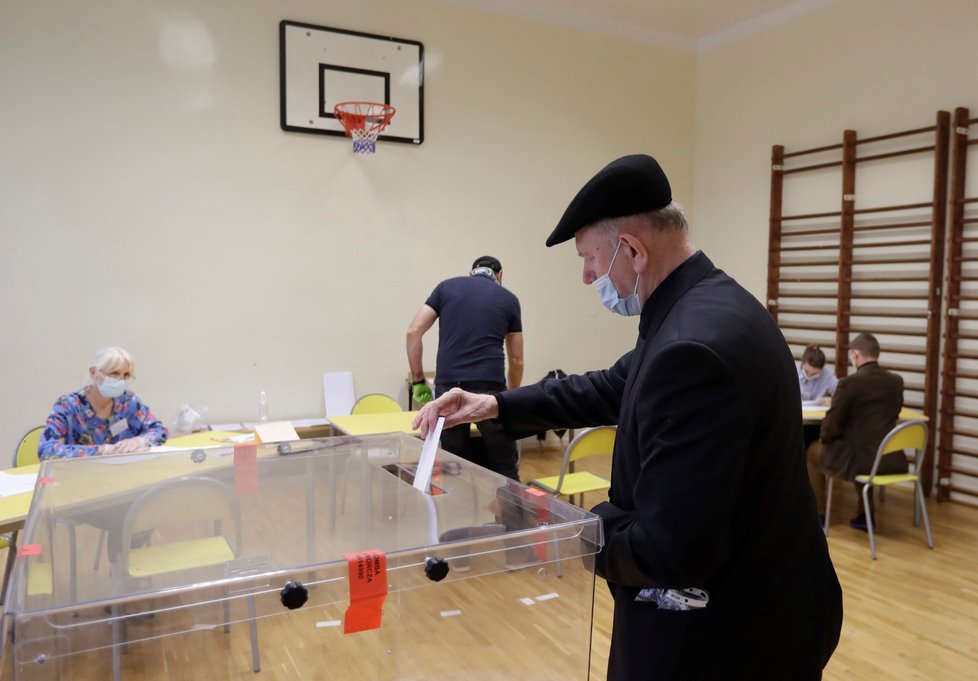 Prezidentské volby v Polsku: Do 2. kola postoupil Andrzej Duda a Rafal Trzaskowski (12. 7. 2020)