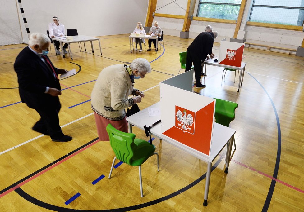 Prezidentské volby v Polsku: Do 2. kola postoupil Andrzej Duda a Rafal Trzaskowski. (12. 7. 2020)