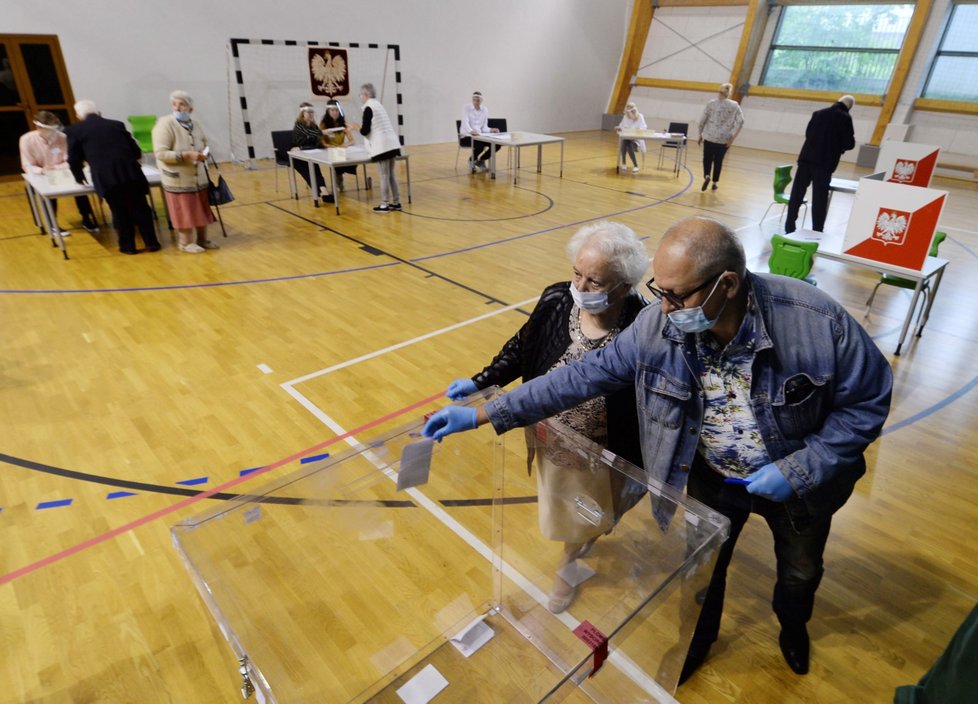 Prezidentské volby v Polsku: Do 2. kola postoupil Andrzej Duda a Rafal Trzaskowski (12. 7. 2020).