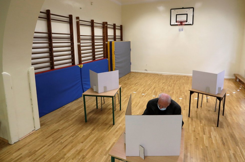 Prezidentské volby v Polsku: Do 2. kola postoupil Andrzej Duda a Rafal Trzaskowski. (12. 7. 2020)