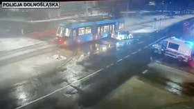 Dva muži mučili známého a pak vrazili do tramvaje. Oběť v kufru zemřela.