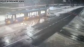 Dva muži mučili známého a pak vrazili do tramvaje. Oběť v kufru zemřela.