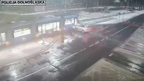 Dva muži mučili známého a pak vrazili do tramvaje. Oběť v kufru zemřela.