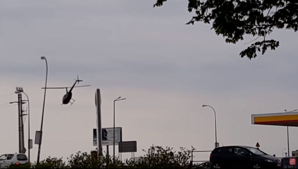 Pilot v Polsku přistál s vrtulníkem u čerpací stanice.