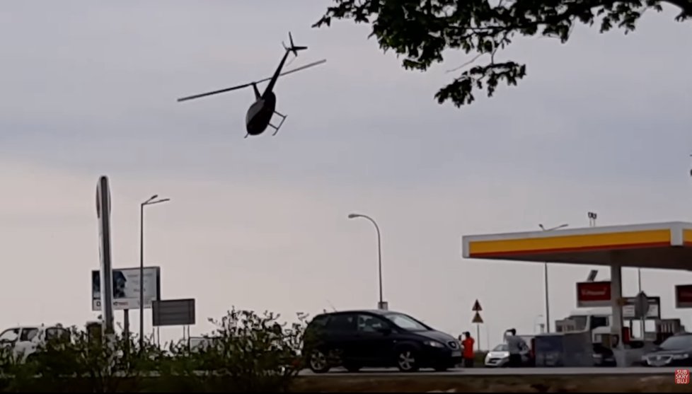 Pilot v Polsku přistál s vrtulníkem u čerpací stanice.