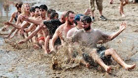 Mladí dováděli v bahně na obřím mejdanu. Polský Woodstock přitáhl stovky tisíc lidí