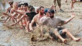 Polský Woodstock: Nechyběly ani tradiční bahenní lázně