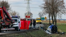 Při čelní srážce dvou aut v Polsku na Štědrý den zahynulo šest lidí.