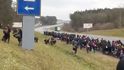 Polsko tvrdí, že situace na hranici s Běloruskem se zhoršila a do země se pokusila proniknout velká skupina lidí