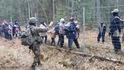 Polsko tvrdí, že situace na hranici s Běloruskem se zhoršila a do země se pokusila proniknout velká skupina lidí.