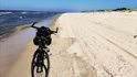 Cesta kolem moře může být pro některé cyklisty kvůli písku i dost náročná