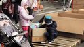 Děti hledají v humanitárním centru především hračky
