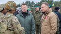 Válka na Ukrajině znásobila polské úsilí ve zbrojení. Na snímku prezident Andrzej Duda (vpravo)