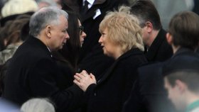 Bratr prezidenta Jaroslaw přijímá kondolence