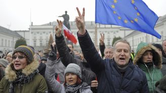 Tisíce lidí protestují v Polsku proti vládě, blokovali parlament